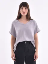 Blusa color verde oliva, de corte holgado, con escote en V y mangas cortas.