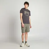 Short deportivo verde oliva con múltiples bolsillos y corte a la rodilla.