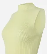 Musculosa negra de punto acanalado con cuello alto y tirantes anchos.