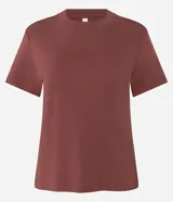 Blusa básica de manga corta y cuello redondo, color blanco hueso, confeccionada en algodón sostenible.