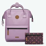 Mochila Cabaia Adventurer Parme de 23 litros, impermeable y vegana, con sistema MOLLE, compartimento acolchado para tablet o PC, correa para sujetar a la maleta y tirantes acolchados antitranspirantes.