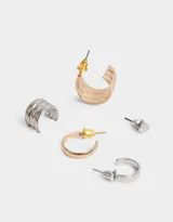 Set de cinco aros dorados con diferentes diseños: un aro tipo cuff, un aro tipo botón y tres aros tipo argolla de diferentes tamaños.