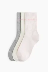 Pack de tres pares de medias deportivas de caña media, confeccionadas en tejido funcional DryMove™ que ayuda a absorber el sudor. Incluye un par gris, un par blanco y un par rosa.