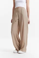 Pantalón negro de tiro alto con elástico y cordón regulable.