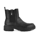 Bota negra de cuero sintético con elástico lateral, caña baja y suela track.