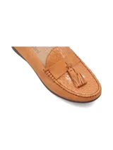 Mocasín color borgoña con textura reptil, detalle de antifaz en nobuck y borlas.