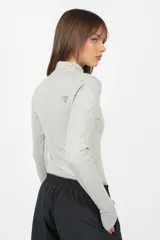 Body manga larga color beige, de punto roma, con cuello alto y mitones en los puños.
