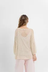 Buzo negro de punto abierto con diseño calado, mangas largas abullonadas y cuello redondo.