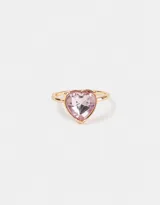 Anillo dorado con dije de corazón de símil piedra color rosa.