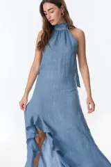 Vestido largo azul de lino, con cuello halter y volados en el ruedo.