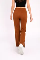 Pantalón de viscosa negro, de corte recto, tiro medio y textura acanalada.