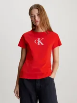 Remera roja de algodón con logo CK estampado en el pecho. Corte slim, cuello redondo y mangas cortas.