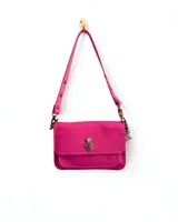 Cartera bandolera fucsia de cuero con correa regulable y cierre metálico frontal.