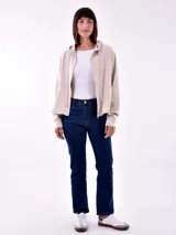 Campera con capucha color azul marino, con cierre frontal y cordones ajustables.