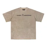 Remera beige con efecto gastado y estampa frontal con el logo de la marca Kaboa Industries.