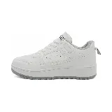 Championes urbanos color beige con detalles en blanco, cordones blancos y suela marrón.