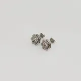 Par de caravanas de plata 925 con forma de flor y circonias incrustadas.