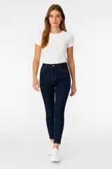 Pantalón de jean azul oscuro, corte skinny y tiro alto.