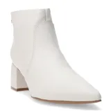 Botas de mujer Bottero, color blanco, con punta fina y taco cuadrado. Cuentan con cierre lateral y detalle metálico dorado en la parte superior del talón.