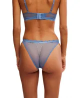 Conjunto de lencería azul con lunares, compuesto por un corpiño de encaje con aro y una tanga de encaje.