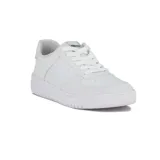 Championes blancos acordonados, de estilo deportivo.