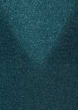 Jersey de punto fino color verde esmeralda con cuello pico y manga larga. Tejido con lurex.