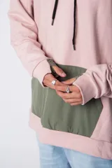 Buzo canguro blanco con capucha forrada en beige y bolsillo tipo parche color beige. Estampa con logo en el pecho.