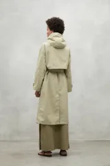 Chaqueta color beige con capucha ajustable y cinturón.