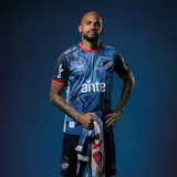 Camiseta de fútbol Umbro del Club Nacional de Football, modelo de golero oficial. Diseño con estampado abstracto en tonos azules y detalles en rojo en cuello y mangas. Incluye logo de Umbro, escudo del club y sponsor Antel en el frente.