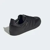Championes Adidas Samba OG color negro, con exterior de piel con textura de cocodrilo, las tres tiras laterales en cuero liso y puntera de gamuza.