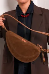 Cartera tipo sobre color bordó, confeccionada en PU tipo gamuza, con correa regulable de nudos chunky y cierre superior.