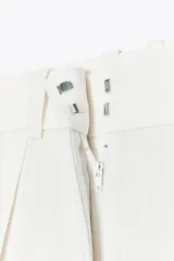 Pantalón culotte blanco de tiro alto con pinzas delanteras, bolsillos laterales y falsos bolsillos traseros.