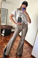 Pantalón Oxford de cuero ovino color visón con pasamanería a tono en los tajos laterales.