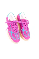 Championes de cuero vacuno color fucsia con detalles en celeste, de estilo deportivo vintage.