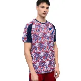 Remera de fútbol Umbro del Club Nacional de Football, con diseño moderno y deportivo en blanco, azul y rojo. Presenta un estampado abstracto en el frente, mangas raglán en azul marino y el escudo del club en el pecho.