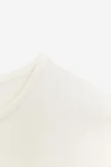 Camiseta de manga corta color marrón, con cuello redondo y corte slim fit.