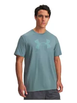 Remera deportiva Under Armour color verde con logo blanco estampado en el pecho.