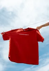 Remera roja de corte clásico con la frase "LA RESPUESTA ERES TÚ" estampada en el frente.