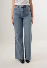 Pantalón de jean marrón con estampado de piel de serpiente, corte wide leg y tiro alto.