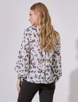Blusa estampada de manga larga con escote en V y detalles de puntilla, de la marca Hope & Harlow.