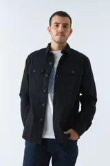 Sobrecamisa azul marino de twill de algodón con cuello clásico, cierre frontal con botones a tono, dos bolsillos de parche con solapa abotonada en el pecho, mangas largas con puños abotonados y corte regular.