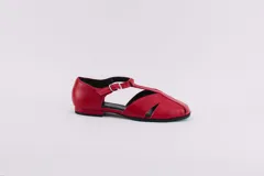 Zapatos bajos rojos de cuero con correa y hebilla.