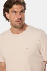 Remera celeste de manga corta con cuello redondo y bordado pequeño en el pecho. Corte clásico.