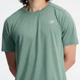 Remera de running verde con logo de New Balance reflectivo en el pecho. Confeccionada en poliéster reciclado con tecnología NB DRYx para secado rápido.