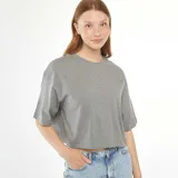Camiseta gris de corte crop, manga corta y cuello redondo.