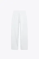 Pantalón de jean gris de tiro alto, corte mom fit, con cinco bolsillos y cierre frontal con cremallera y botón metálico.