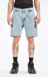 Bermuda cargo de jean celeste con cintura con bragueta y botón metálico, calce regular y bolsillos laterales y delanteros.