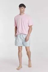 Remera azul de corte clásico y mangas cortas.