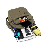 Morral de tela canvas color marrón, con correa regulable, asa de mano, cierre superior, dos bolsillos frontales con cierre, llavero exterior, bolsillos internos y bolsillo trasero con cierre.