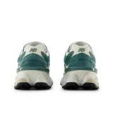 Championes New Balance 9060 color verde azulado, con detalles en blanco y suela gruesa.